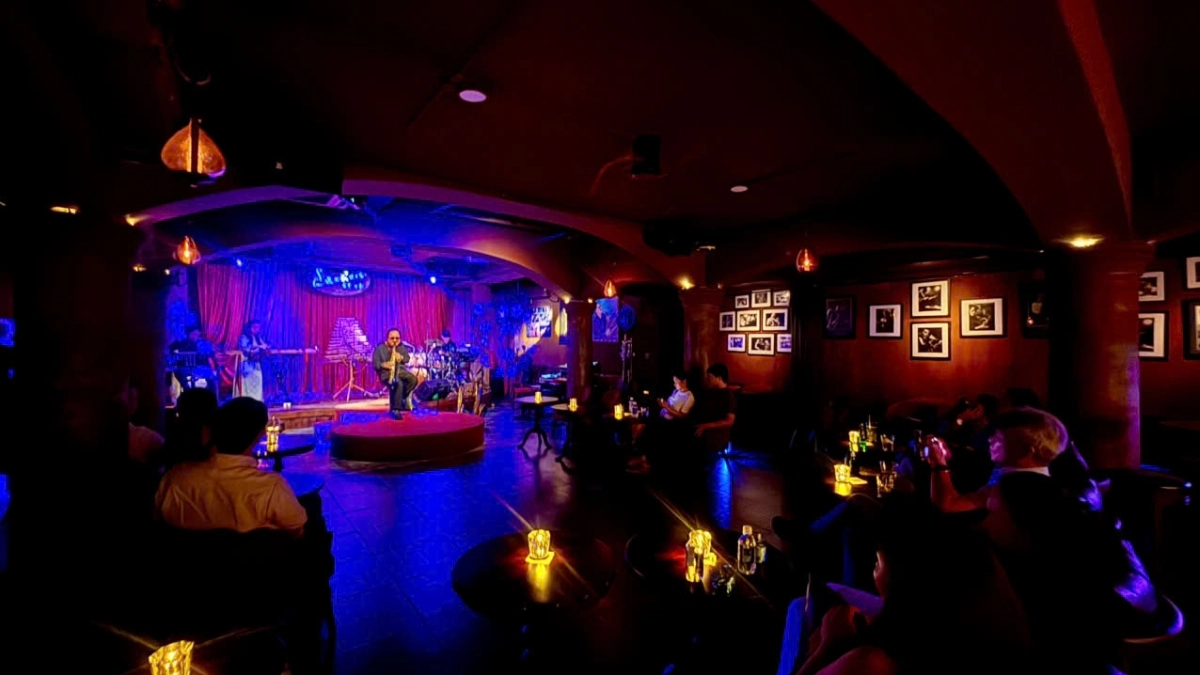 Trần Mạnh Tuấn thổi saxophone trở lại