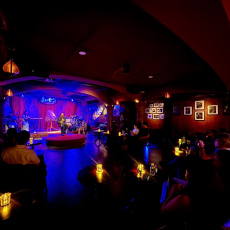 Trần Mạnh Tuấn thổi saxophone trở lại