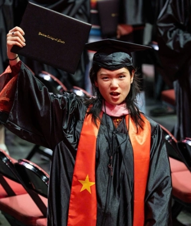 Con gái Trần Mạnh Tuấn tốt nghiệp xuất sắc trường Berklee